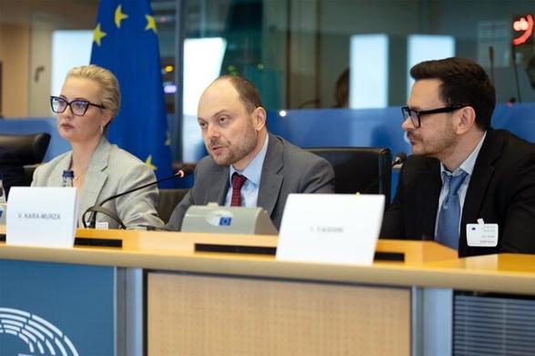 Ioulia Navalnaïa, Vladimir Kara-Mourza et Ilia Iachine devant la commission des affaires étrangères du Parlement européen à Strasbourg le 5 juin 2025. © Photo Alexis Haulot / Union européenne