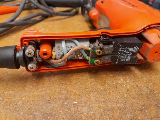 Geöffneter Bohrhammer von Hilti. Aus dem Entstörfilter ist eine Art Wachs ausgetreten.