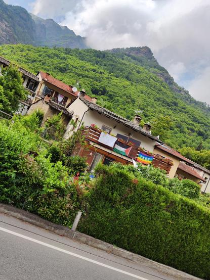 bandiere di pace, di Palestina e un sudario per Gaza sul terrazzo di un casa 
sulla strada per Bobbio Pellice TO
5 giu.2025