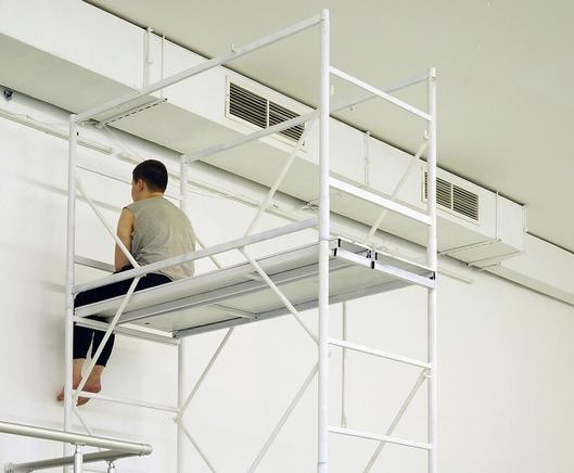 Художница Аня Жёлудь дистанцировалась от публики, забравшись на высокую конструкцию-леса для монтажа выставок и сев спиной к публике, лицом к стене (к себе). Пространство выставки — «белый куб», и леса тоже белые. Художница в сером и чёрном, рабочем, босая. // Artist Anya Zholud distanced herself from the public by climbing onto a high scaffolding structure for mounting exhibitions and sitting with her back to the public, facing the wall (herself). The exhibition space is a “white cube”, and the scaffolding is also white. The artist is in gray and black, work clothes, barefoot. // 2013 © Sergey Khripun or Ekaterina Allenova