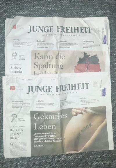 zwei Ausgaben der Zeitung "Junge Freiheit"