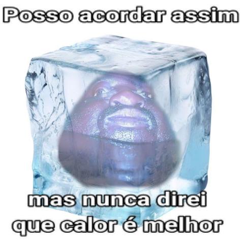 Meme com a imagem de um cubo de gelo transparente contendo o rosto de um homem, parecendo congelado. Acima da imagem está escrito: 'Posso acordar assim', e abaixo: 'mas nunca direi que calor é melhor'. A imagem expressa preferência pelo frio, mesmo em situações extremas.