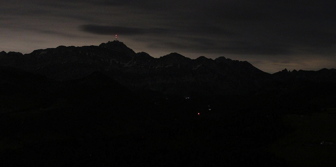 Nächtlicher Blick auf hohe Berge.