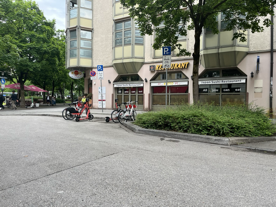 Het sushi restaurant aan de overkant