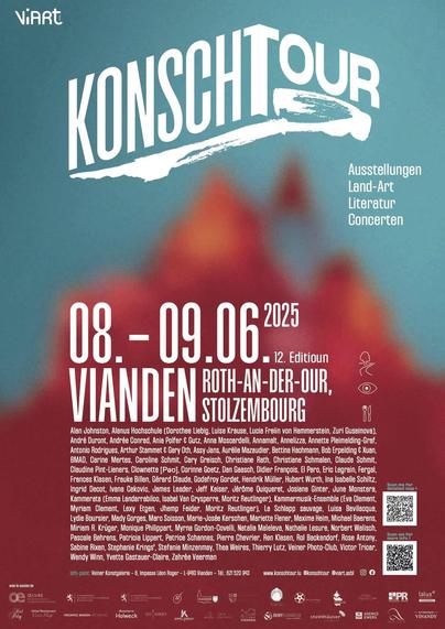 red, blurry silhouettes of roofs rising from the bottom of the picture up into a dark blue sky form the background of this picture. In front of it there's text: 'KonschTour' - Ausstellungen, Land-Art, Literatur, Concerten,
08.-09.06.2025, 12. Edition, Vianden Roth-an-der-Our, Stolzembourg.
Alan Johnston, Alanus Hochschule (Dorothee Liebig, Luise Krause, Lucia Freiin von Hammerstein, Zuri Guseinova),
André Duront, Andrée Conrad, Ania Polfer & Gutz, Anna Moscardelli, Annamalt, Annelizza, Annette Pleimelding-Graf,
Antonio Rodrigues, Arthur Stammet & Gery Oth, Assy Jans, Aurélie Mazaudier, Bettina Hachmann, Bob Erpelding & Xuan,
BMAD, Carine Mertes, Caroline Schmit, Cary Greisch, Christiane Rath, Christiane Schmalen, Claude Schmit,
Claudine Pint-Lieners, Clownette [Pau], Corinne Goetz, Dan Gaasch, Didier François, El Paro, Eric Legrain, Fergal,
Frances Klasen, Frauke Billen, Gérard Claude, Godefroy Gordet, Hendrik Müller, Hubert Wurth, Ina Isabelle Schiltz,
Ingrid Decot, Ivana Cekovic, James Leader, Jeff Keiser, Jérôme Quiqueret, Josiane Ginter, June Monstera,
Kammerata (Emma Landarrabilco, Isabel Van Grysperre, Moritz Reutlinger), Kammermusik-Ensemble (Eva Clement,
Myriam Clement, Lexy Etgen, Jhemp Feider, Moritz Reutlinger), La Schlapp sauvage, Luisa Bevilacqua,
Lydie Boursier, Mady Gorges, Marc Soisson, Marie-Josée Kerschen, Mariette Flener, Maxime Heim, Michael Baerens,
Miriam R. Krüger, Monique Philippart, Myrna Gordon-Covelli, Natalia Maleleva, Nathalie Lesure,...
