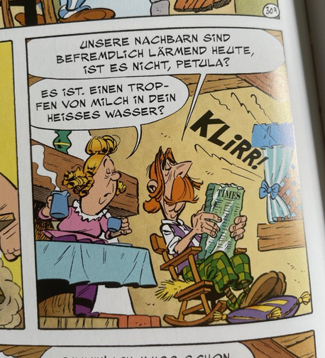 Ein Brite sitzt auf einem Stuhl und liest Zeitung. Seine Frau gießt Tee nach. Durch das Fenster sind Geräusche aus dem Nachbarhaus zu hören: KLIRR!