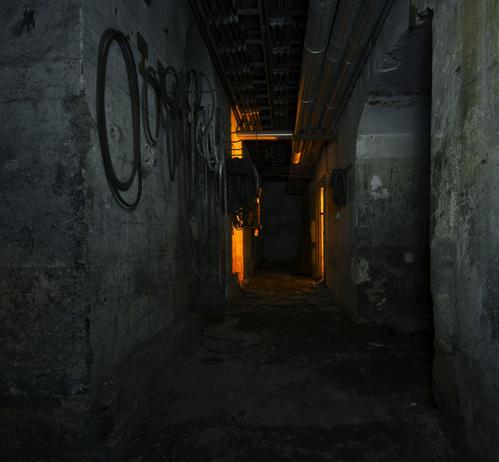 Dunkler Kellergang, hinten seitlich oranges Licht