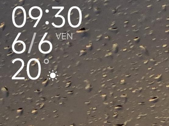 Screenshot del display dello smartphone che indica orario, data e temperatura