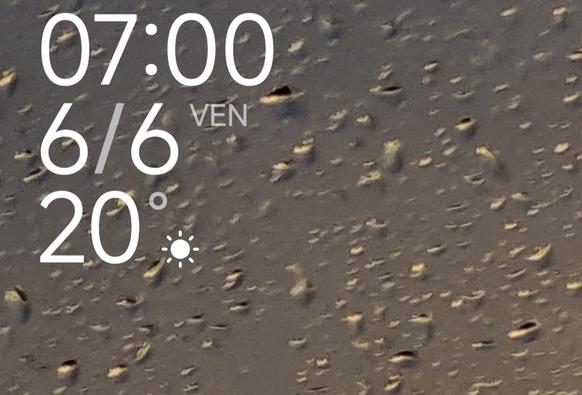 Screenshot del display dello smartphone che indica orario, data e temperatura