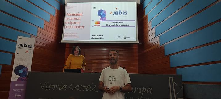Iris y Jordi en la presentación de su proyecto