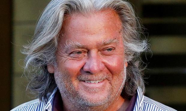 El estratega Steve Bannon, saliendo de un juzgado de Manhattan, donde se le investiga por conspiración para cometer fraude electrónico y conspiración para lavado de dinero, en una imagen de archivo. (Andrew Kelly via Reuters)