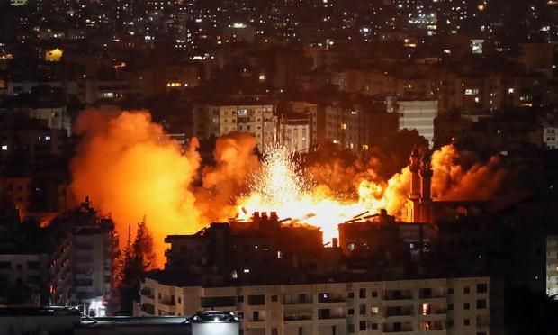 Israel ha vuelto a bombardear zonas de la capital libanesa, Beirut, en una serie de ataques contra supuestas plantas de fabricación de drones. (EFE/EPA/WAEL HAMZEH)