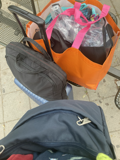 Koffer, Notebooktasche, große Tasche mit Kleiderbeutel, Handtasche.
