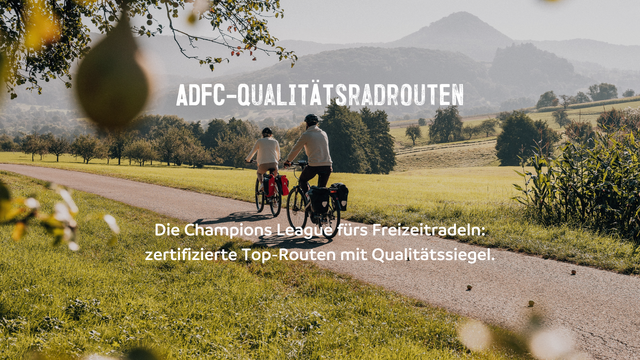 Zwei Radfahrende auf der Schwäbischen Alb