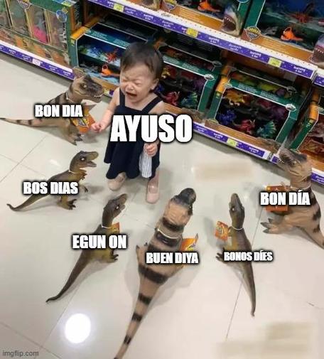 Meme de la niña que llora en una tienda rodeada de dinosaurios de juguete. Sobre la niña, el texto AYUSO, y sobre los dinosaurios los textos de "Buenos días" traducido en las distintas lenguas oficiales españolas: Bon dia, bos dias, egun on, buen diya, bonos díes, etc.