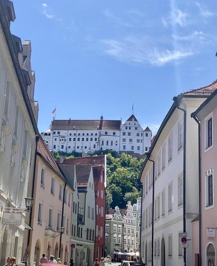 Landshut: Blick auf die Burg Trausnitz von der Ländgasse aus