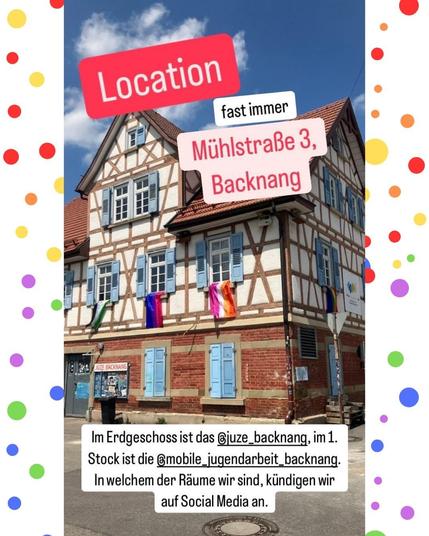 Ein Bild vom Juze Backnang mit dem Text davor: "Location: fast immer Mühlstraße 3, Backnang. Im Erdgeschoss ist das @juze_backnang, im 1. Stock ist die @mobile_jugendarbeit_backnang. In welchem der Räume wir sind, kündigen wir auf Social Media an."