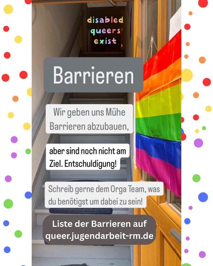 Das Bild zeigt eine Treppe in der Mobilen Jugendarbeit und eine Regenbogen Flagge, sowie der Text: "Barrieren: Wir geben uns Mühe Barrieren abzubauen, aber sind noch nicht am Ziel. Entschuldigung! Schreib gerne dem Orga Team, was du benötigst um dabei zu sein! Liste der Barrieren auf queer.jugendarbeit-rm.de"