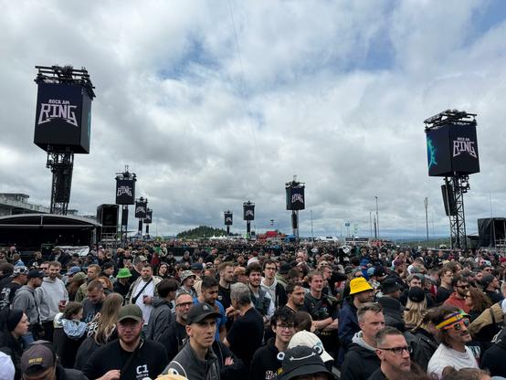 Unheimlich viele Menschen bei Rock am Ring an der Haupttribüne