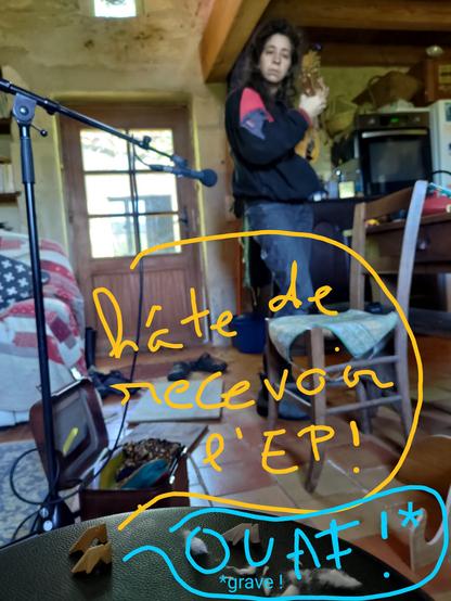 2 Chiens de vielle à roue qui discutent, avec joueuse de gadulka en arrière plan :
- hâte de recevoir l'ep !
- ouaf ! *
(* grave)