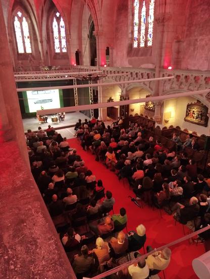 Photo prise depuis les coursives de la Chapelle plongeant sur l'intérieur et montrant environ 180 personnes étant venues écouter Johann Chapoutot.