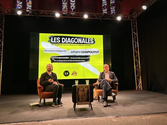 Photo montrant Johann Chapoutot et le médiateur Quentin LIABAUD de la Librairie L'Apothicaire durant l'entretien.