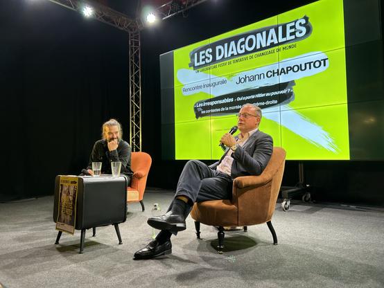 Autre photo montrant Johann Chapoutot et le médiateur Quentin LIABAUD de la Librairie L'Apothicaire durant l'entretien.