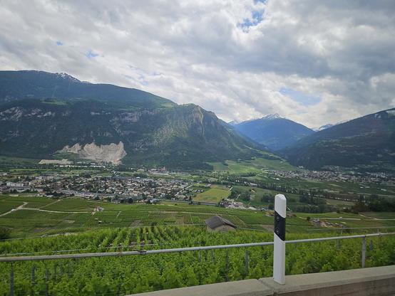 Blick aus dem Postauto ins Tal.