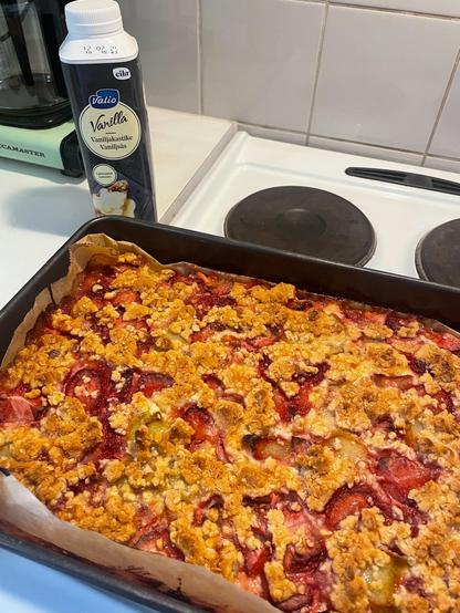 Makea piirakka jonka päällä on mansikoita ja raparperia