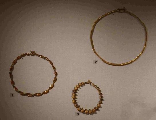 Ribbon torcs, bar-twisted torc, photocredit 1. Neu-Kelte
