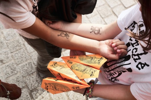 Tampons qui imitent des tatouages sur des bras d'enfants.