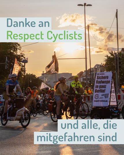 Fahrradfahrende bei Sonnenuntergang am Hermannplatz mit Bannern, darunter eines mit dem Text 'Sichere Radwege in ganz Berlin!' und Dank an Respect Cyclists und alle Mitfahrenden.