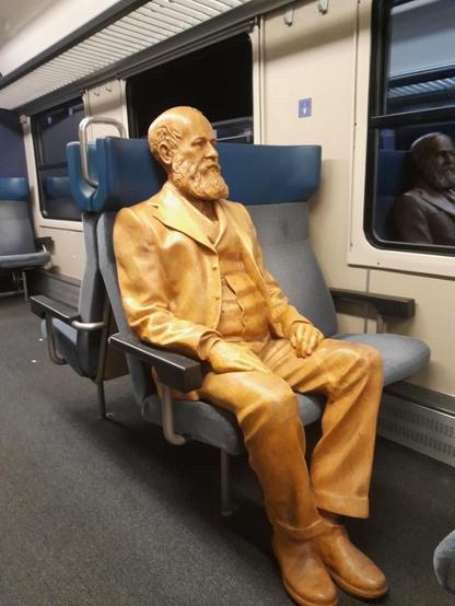 Skulptur von Alfred Escher im Fotowagen.