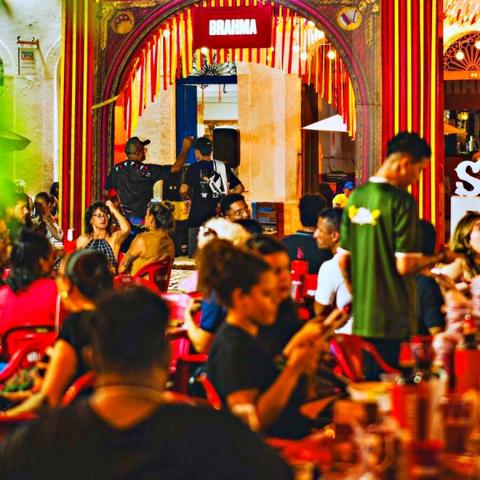 Brilho do Boi de Maracanã toma conta 'São João da Brahmosidade', do Centro Histórico de São Luís: marca promove noite de celebração no Bar do Porto com performance e edição temática que homenageia cultura nordestina