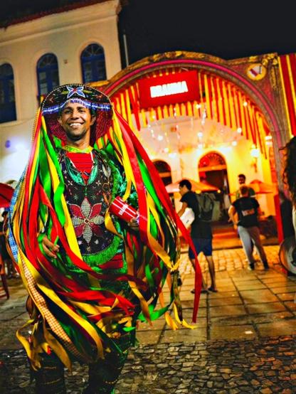 Brilho do Boi de Maracanã toma conta 'São João da Brahmosidade', do Centro Histórico de São Luís: marca promove noite de celebração no Bar do Porto com performance e edição temática que homenageia cultura nordestina
