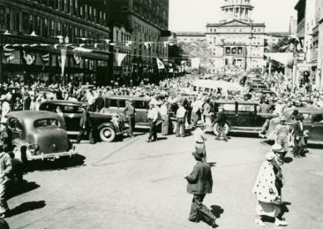 Image shows strikers blockading the streets with automobiles.