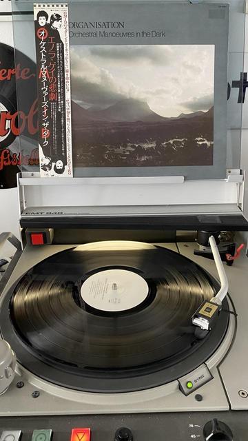 Vinyl LP „OMD - Organisation“ auf einem Plattenspieler.