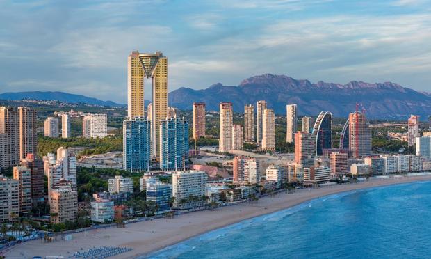 Vista de Benidorm (Alicante), una de las localidades agraciadas con el primer premio de la Lotería Nacional del jueves 6 de febrero. (Sergio Formoso / Getty)