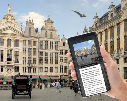 Montage photographique. À l'arrière-plan, la grand-place de Bruxelles un matin de semaine, donc avec pas trop de monde. À l'avant-plan, une main tient un smartphone sur lequel quelqu'un joue à "Bruxelles Vortex" : la photo qui s'affiche à l'écran du téléphone montre exactement le même décor qu'à l'arrière-plan. Dans le ciel, un ptérodactyle survole tout ça — parce que oui oui, il y a des ptérodactyles dans "Bruxelles Vortex"... La photo est de moi, le montage aussi grâce à Canva.