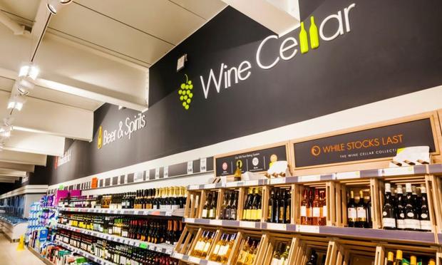Sección de vinos del supermercado Lidl (Universal Images Group via Getty)