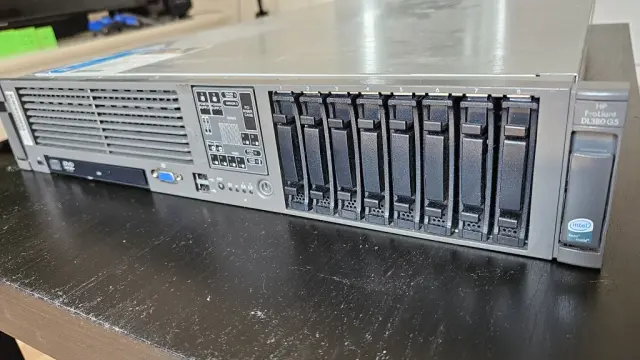 Front of the DL380 G5 with 8 drive bays with drive cache in them.