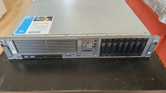 Front of the DL380 G5 in another perspective.