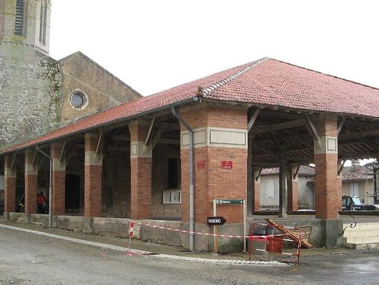 Halle à #Puycasquier (#Gers) Selon la tradition locale, la halle daterait du XVIe siècle, mais elle est caractéristique d'une ville neuve du Moyen-Age. Elle présente le jumelage entre la halle et la place à cor...
Suite 👉 https://monumentum.fr/monument-historique/pa00094897/puycasquier-halle
#Patrimoine #MonumentHistorique
Photo CC-BY-SA 4.0 : ww2censor