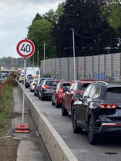 Stau auf der Autobahnabfahrt in Richtung Süden vor dem Elbtunnel.