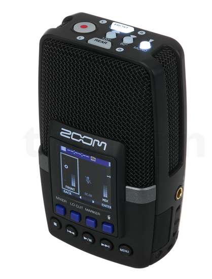 Das Bild zeigt ein Zoom-Handheld-Audioaufnahmegerät. Es ist in einem robusten schwarzen Gehäuse mit einem großen Mikrofongrill auf der Vorderseite. Auf der Oberseite befinden sich mehrere Bedienelemente, darunter ein roter Aufnahmeknopf, eine Taste für die Rücksperrichtung, eine Taste für die Front- und Rücksperrichtung, eine Taste für die Mono-Modus und eine Taste für die 90-Grad-Modus. Ein Display zeigt die Aufnahmestatus und Einstellungen an, einschließlich der Frequenzrate von 48 kHz. Unter dem Display sind weitere Bedienelemente sichtbar, darunter Knöpfe für Mixer, Lo-Cut, Marker, Play/Pause und Menu. Auf der rechten Seite des Geräts befindet sich ein Audioausgang. Das Zoom-Logo ist deutlich auf der Vorderseite des Geräts zu sehen