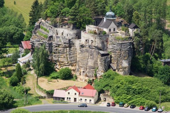 le-chateau-de-sloup-forteresse-de-boheme-taillee-dans-la-roche-1