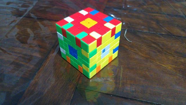 rubik's cube avec un motif présentant toutes les couleurs sur chaque face