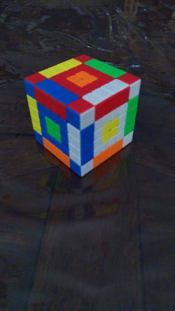 rubik's cube avec un motif présentant toutes les couleurs sur chaque face