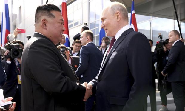 El presidente ruso, Vladimir Putin, recibe al líder de Corea del Norte, Kim Jong-un, en Rusia, en 2023. (Europa Press/Contacto/Mikhail Metzel/Kremlin Pool)