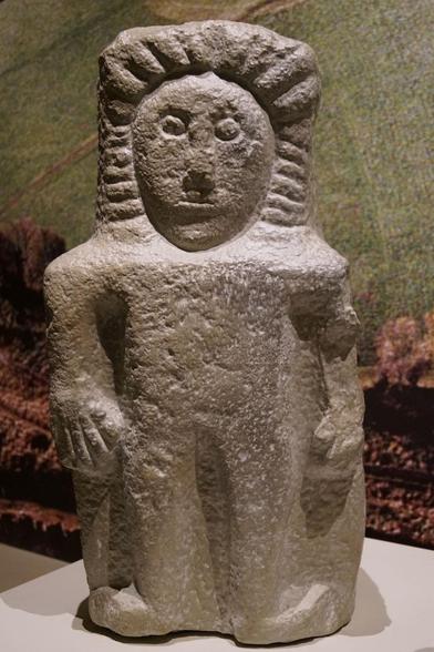 Standing human figure with stylised coarse hair or rays of sun, Ulster Museum, photocredit 1. Neu-Kelte